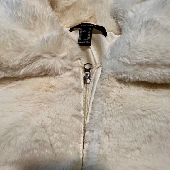 Forever 21 Faux Fur Zip-up Cropped Jacket - XS - White NWOT - Picture 10 of 16